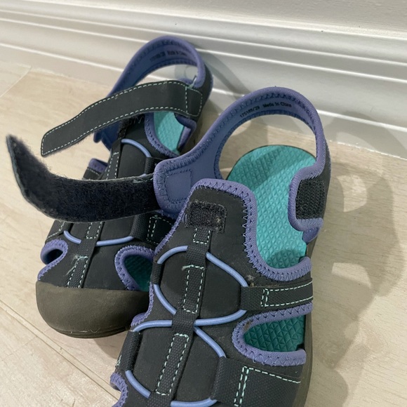 Kids outdoor sandal type shoes and good for water play too - Picture 6 of 6